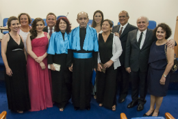 Imagem: Prof. Josué com sua esposa, Profª Marlúcia Santiago, e familiares (Foto: Viktor Braga)