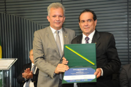 Imagem: O Prof. Antonio Barroso Lima recebeu a honraria das mãos do deputado André Figueiredo (Foto: Divulgação)
