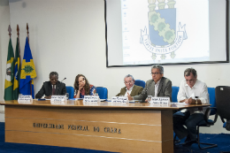 Imagem: Mesa de autoridades acadêmicas do evento