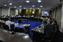 Imagem: integrantes do CEPE sentados em cadeiras durante reunião 
