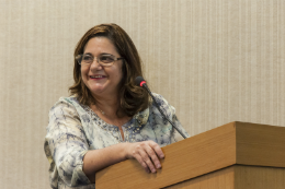 Imagem: Nova Pró-Reitora de Gestão de Pessoas, Marilena Feitosa Soares, durante seu discurso de posse (Foto: Viktor Braga)