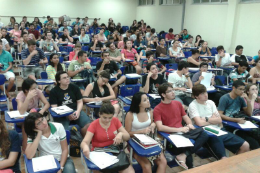 Imagem: Foto de sala com alunos sentados em carteiras