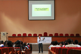 Imagem: Professor Manoel Andrade apresenta o PRECE aos estudantes (Foto: Divulgação/PRECE)