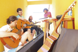 Imagem: O quarteto de violões Divagando se apresenta no próximo dia 16, no TJA (Foto: Divulgação)