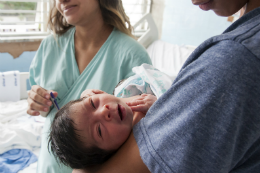 Imagem: Bebê nascido na MEAC é cuidado