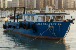 Imagem: O barco Argo Equatorial é usado para apoiar as pesquisas no mar (Foto: Viktor Braga/UFC)