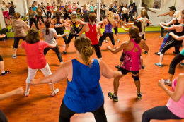 Imagem: As aulas de Ritmos propõem uma mistura de danças e diferentes ritmos como uma modalidade de ginástica (Foto: Reprodução da internet / site da Academia Motiva-Ação)