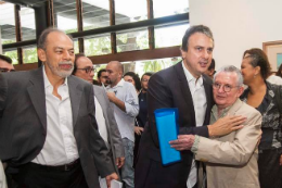 Imagem: Reitor Henry Campos e governador Camilo Santana se abraçam