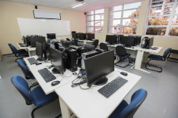 Imagem: Sala com computadores do Laboratório de Línguas