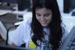 Imagem: Renata está no quinto semestre de Sistemas e Mídias Digitais (Foto: acervo pessoal)