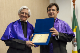 Imagem: Foto do prof. José Linhares recebendo o título das mãos do Prof. Custódio Almeida