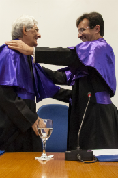 Imagem: Foto do Prof. Custódio abraçando o Prof. José Linhares