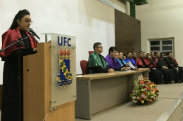 Imagem: A Profa. Hellíada Vasconcelos Chaves, do Curso de Odontologia, falou em discurso sobre o padrão de excelência conquistado nos 11 anos do Campus de Sobral (Foto: Campus de Sobral/UFC)