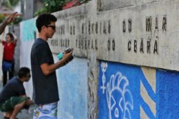 Imagem: O muro do Labomar foi pintado pelos alunos, como atividade prática da oficina (Foto: Divulgação)