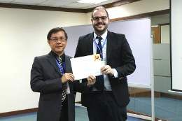 Imagem: O Prof. Rafael Zambelli recebeu o certificado na premiação (Foto: divulgação)