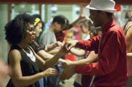 Imagem: Casal dançando música hispânica (Foto: College of DuPage)