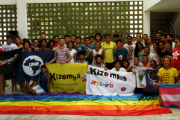 Imagem: Pessoas com bandeira LGBT e de entidades estudantis (Imagem: DCE da UFC)