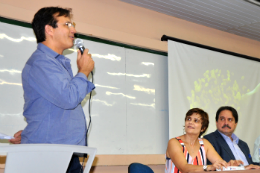 Imagem: O Prof. Custódio Almeida falando ao microfone na abertura do evento (Foto: Chico Peres)