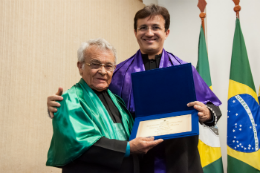 Imagem: O Prof. Dalgimar recebeu o título das mãos do Vice-Reitor da UFC, Prof. Custódio Almeida (Foto: Viktor Braga)