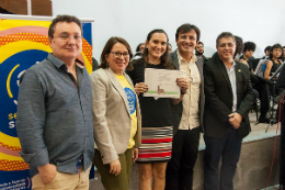Imagem: Foto da servidora Aline Araújo com vice-reitor, pró-reitora adjunta de gestão de pessoas, diretor e vice-diretor do Campus de Sobral