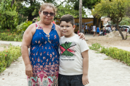 Imagem: A dona de casa Maria das Graças Juvêncio e o neto Victor Manuel, moradores do Planalto Pici (Foto: Viktor Braga/UFC)