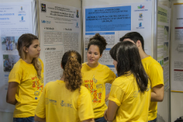 Imagem: Estudantes apresentando trabalhos durante os Encontros Universitários 2016
