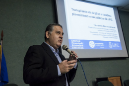 Imagem: Prof. Fernando Barroso destacou a história dos transplantes de medula no HUWC (Foto: Viktor Braga/UFC)
