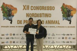 Imagem: Jefte Conrado e a coorientadora, Profª Ana Clara Cavalcante, após receber o prêmio no XII CNPA (Foto: Lucas Oliveira)