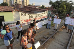 Imagem: Foto de moradores protestando em frente à Comunidade do Trilho, em Fortaleza