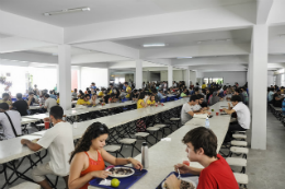 Imagem: foto de pessoas almoçando no refeitório