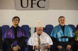 Imagem: Reitor Henry Campos discursa entre o vice-reitor, Custódio Almeida, e o pró-reitor de Graduação, Cláudio Marques (Foto: Viktor Braga/UFC)