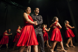 Imagem: Foto de casais de servidores dançando em palco do Teatro Universitário