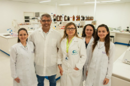 Imagem: Uma parte da equipe de pesquisa é responsável pela purificação das proteínas e a outra, pela produção e aplicação da biomembrana (Foto: Ribamar Neto/UFC)