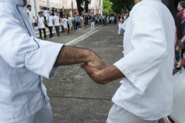 Imagem: Comunidade fez um ato pela paz e um abraço simbólico, na Reitoria (Foto: Viktor Braga/UFC)