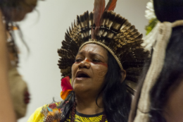 Imagem: Foto de mulher indígena com cocá na cabeça e rosto pintado