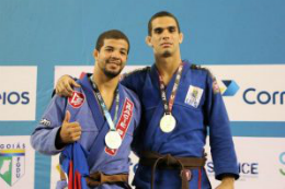 Imagem: No jiu-jítsu, faixa marrom até 76 quilos, o título ficou com Marlus Salgado (à direita) (Foto: CBDU)