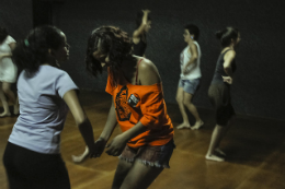 Imagem: Pessoas dançando em um salão (Foto: Rafael Cavalcante/UFC)