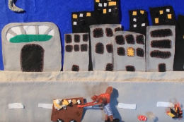 Imagem: Foto de uma cena do curta-metragem O catador de sonhos, em que aparece um menino empurrando um carrinho em uma avenida de uma grande cidade (Imagem: Reprodução do YouTube)