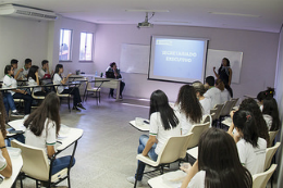 Imagem: Foto dos estudantes das escolas públicas assistindo a uma explicação em sala da FEAAC