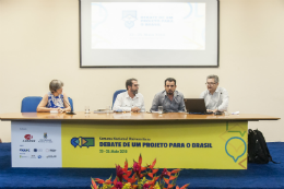 Imagem: foto da mesa dos debatedores sobre modelo agrícola, recursos hídricos e meio ambiente na Semana Universitária