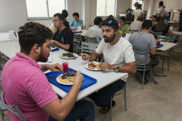 Imagem: foto de alunos fazendo refeição no Restaurante Universitário
