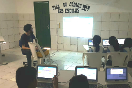 Imagem: Crianças em atividade com computadores