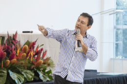 Imagem: O Prof. Breno Freitas deu informações sobre o impacto econômico do serviço ecossistêmico de polinização na agricultura (Foto: Ribamar Neto/UFC)