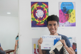 Imagem: O aluno Caio Costa foi anunciado como vencedor do Concurso de Cartazes. O cartaz premiado é o do lado esquerdo na foto (Foto: Ribamar Neto/UFC)