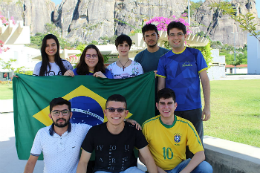Imagem: Parte dos estudantes do Campus de Quixadá que participaram das Olimpíadas, junto com os professores Paulo de Tarso (de camisa azul) e Viviane Menezes (de óculos) (Foto: divulgação) 