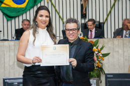 Imagem:   A coordenadora do Memorial, Marcela Gonçalves, representando o reitor Henry Campos, recebeu diploma das mãos do secretário da Cultura do Estado, Fabiano Piúba (Foto: Arlindo Barreto/UFC)