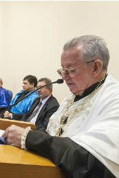 Imagem: Foto do reitor Henry Campos falando ao púlpito