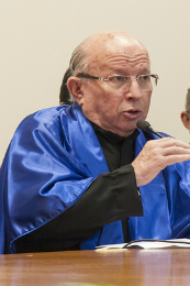 Imagem: Foto do ex-reitor Roberto Cláudio falando ao microfone, na mesa da solenidade