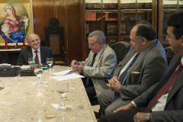 Imagem: Reitor Henry Campos assina o convênio com o TJCE