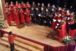 Imagem: Foto do Coro Polifónico Municipal de Nogoyá, da Argentina, em apresentação num teatro